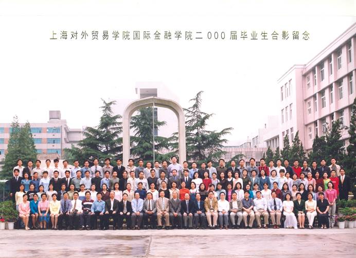 一群人在广场上
描述已自动生成